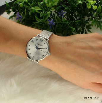 Zegarek damski na bransolecie Bruno Calvani BC3086 SILVER. Tarcza zegarka okrągła w kolorze srebrnym z wyraźnymi cyframi czarnymi, wskazówki w kolorze niebieskim. Dodatkowym atutem zegarka jest wyraźne logo (1) — kopia.jpg